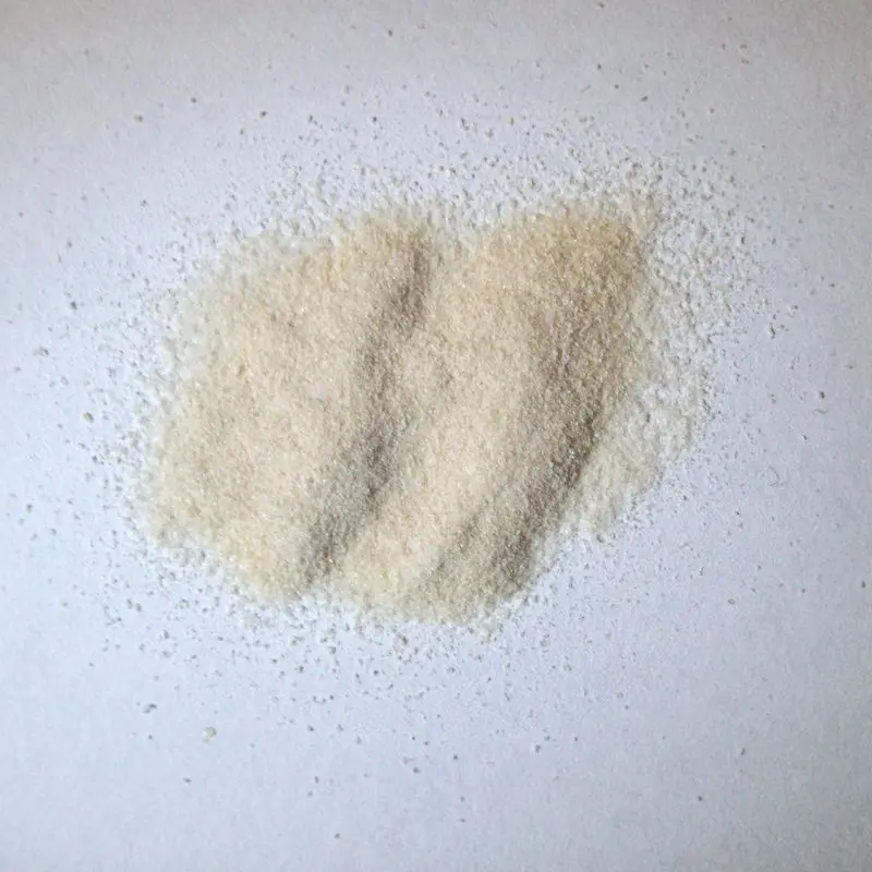 Montoncito de agar-agar en polvo de color beige sobre una superficie blanca