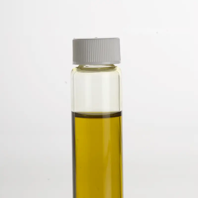 Probeta de cristal con aceite de aguacate verde dorado sobre fondo blanco