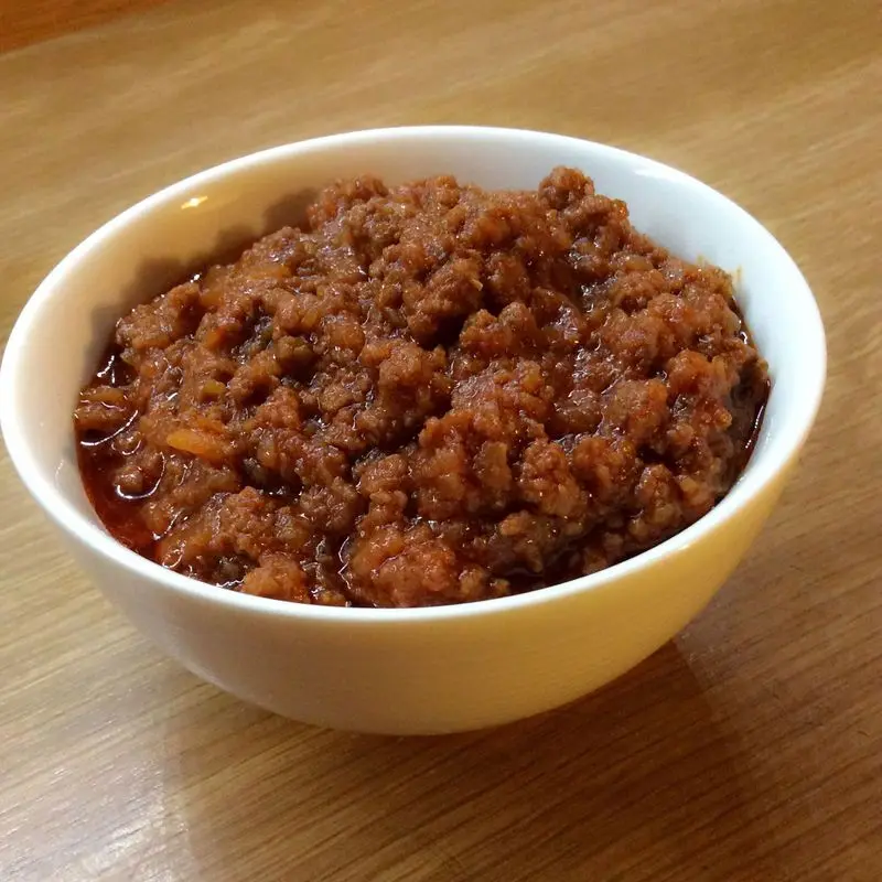Cuenco blanco con salsa boloñesa de carne picada y tomate