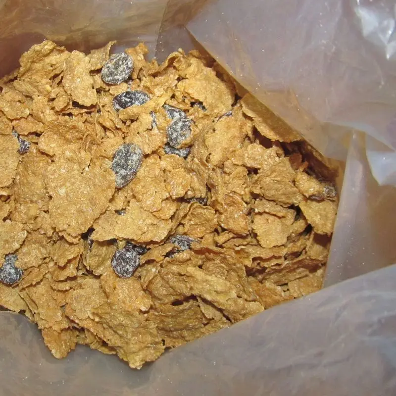 Copos de cereal con salvado de trigo dentro de una bolsa de plástico