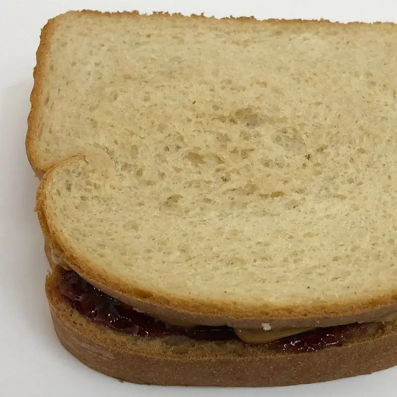 Pila de rebanadas de pan de molde sobre un plato blanco