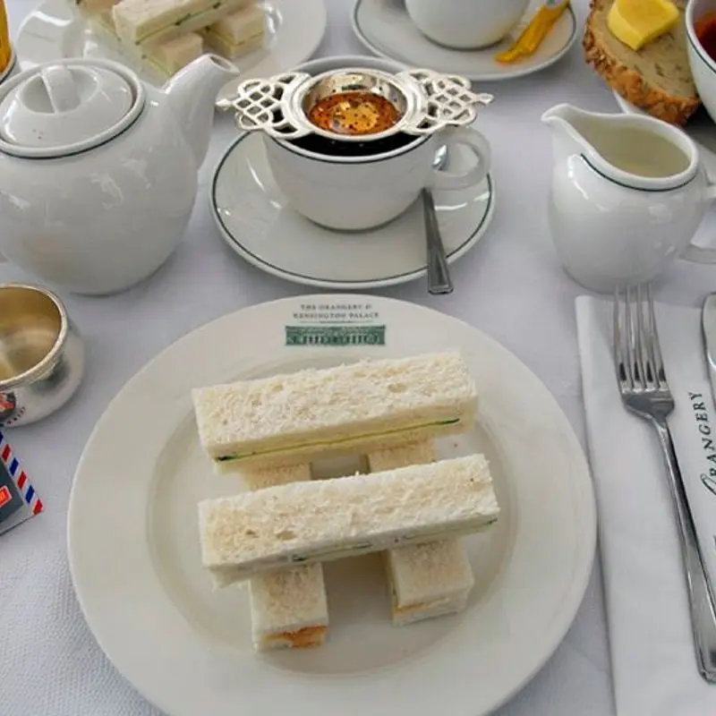 Bocadillos de pan de molde sin corteza cortados en tiras sobre un plato blanco