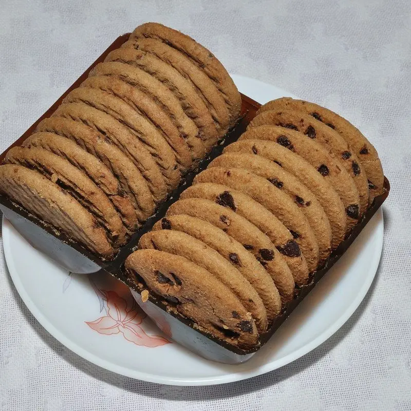 Galletas con pepitas de chocolate en su bandeja sobre un plato