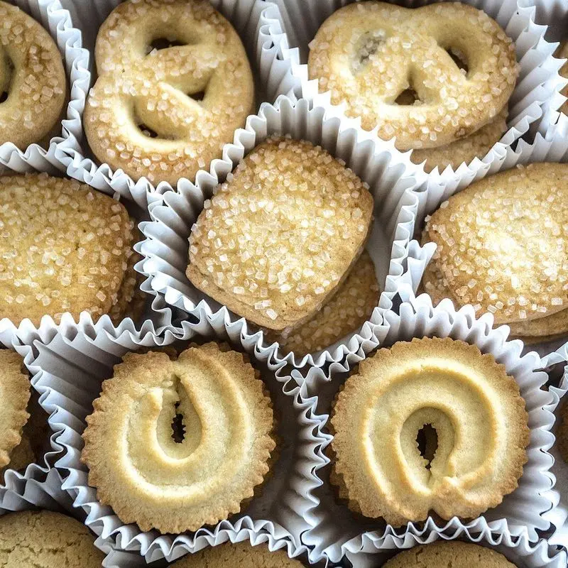 Galletas danesas de mantequilla en cápsulas de papel plisado