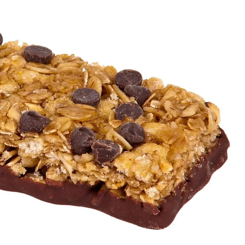 Barrita de cereales con pepitas de chocolate y base de chocolate sobre fondo blanco