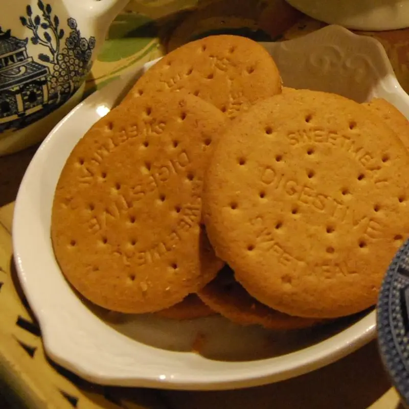 Galletas redondas de cereales integrales en un cuenco blanco