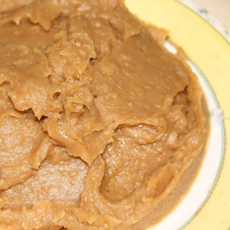 Crema de castañas de color caramelo extendida en un plato