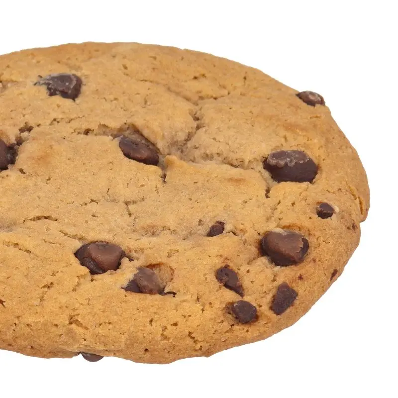 Cookie con pepitas de chocolate sobre fondo blanco