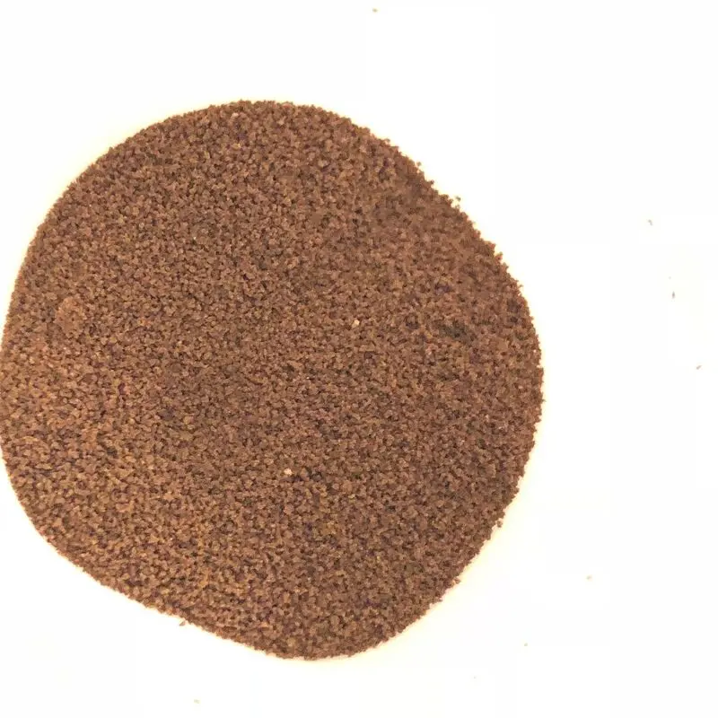 Montón circular de cacao soluble en polvo sobre fondo blanco