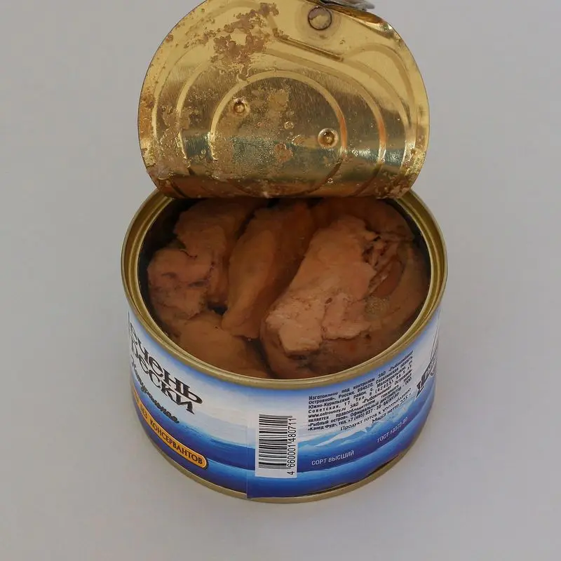Lata abierta de hígado de bacalao sobre fondo claro