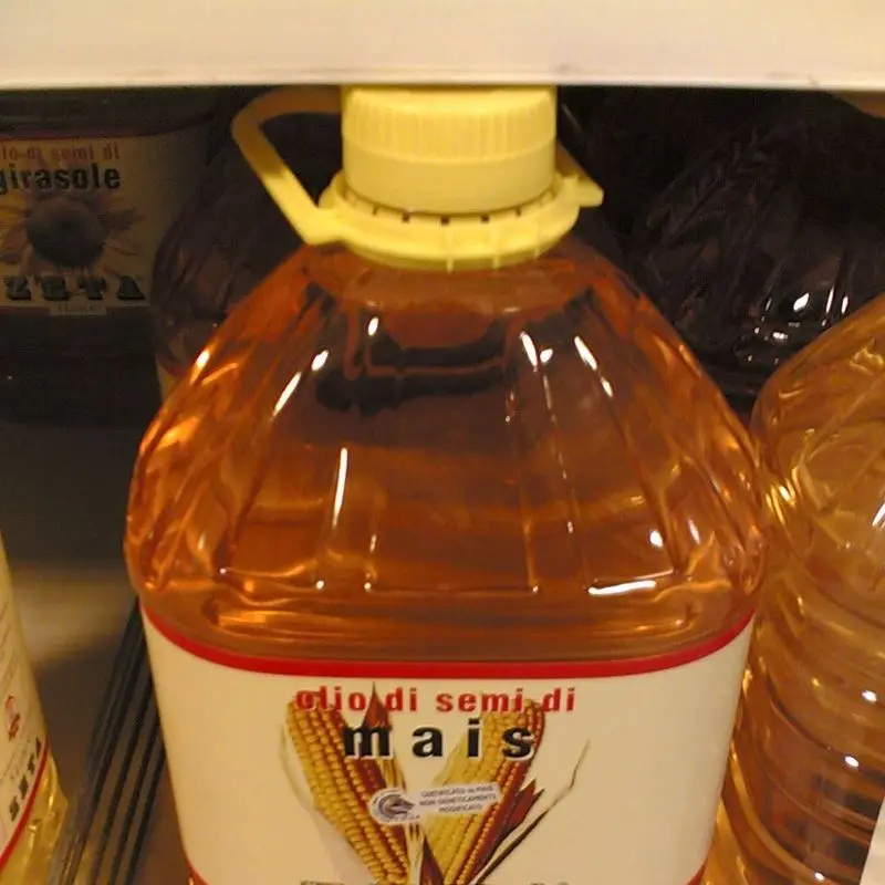 Garrafa de aceite de maíz dorado de cerca