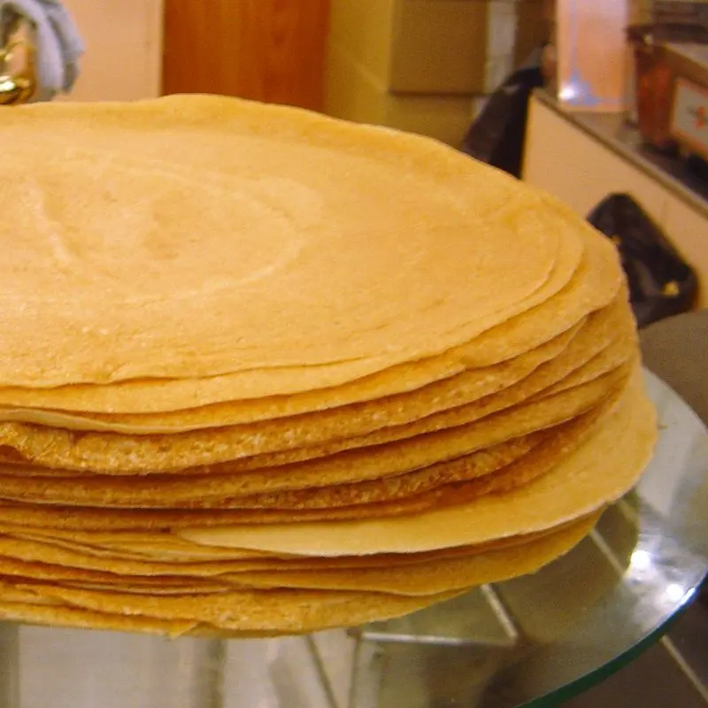 Pila de crepes finas y doradas apiladas