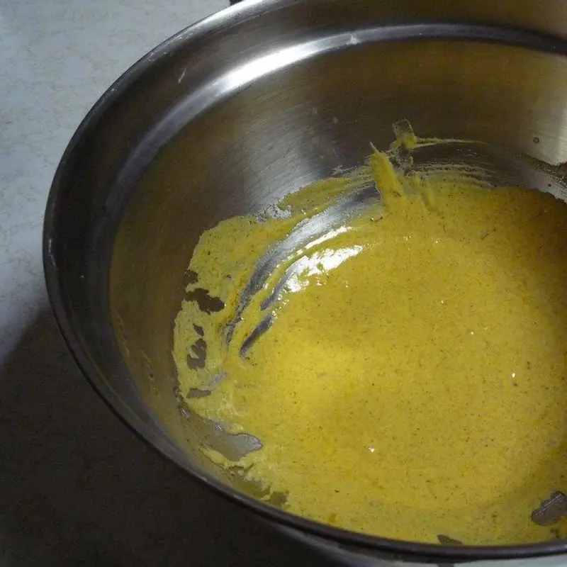 Cuenco metálico con salsa de curry amarilla