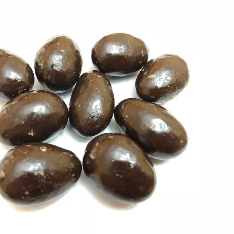 Almendras cubiertas de chocolate negro sobre fondo blanco
