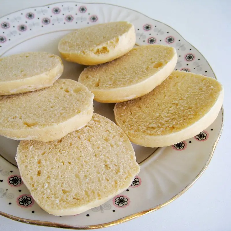 Muffins ingleses abiertos por la mitad sobre un plato de porcelana