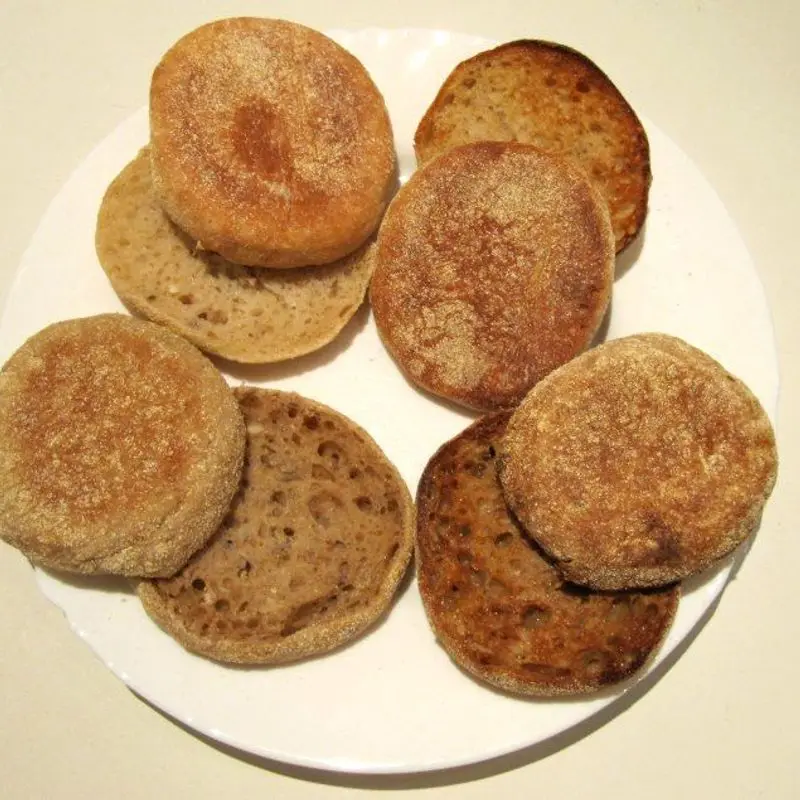 Muffins ingleses integrales tostados y sin tostar sobre un plato