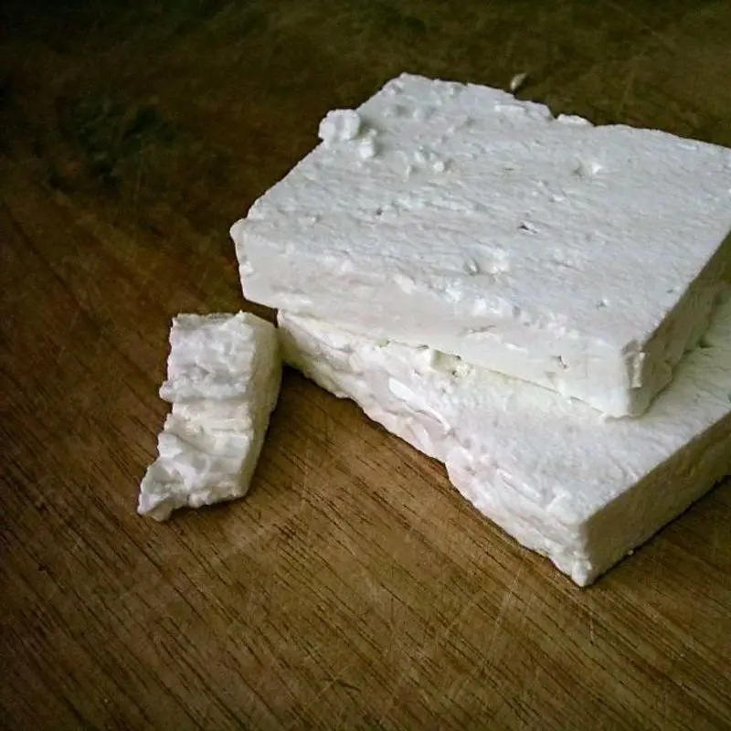 Bloques de queso feta sobre una tabla de madera