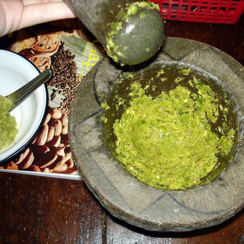 Pasta de curry verde recién machacada en un mortero de piedra