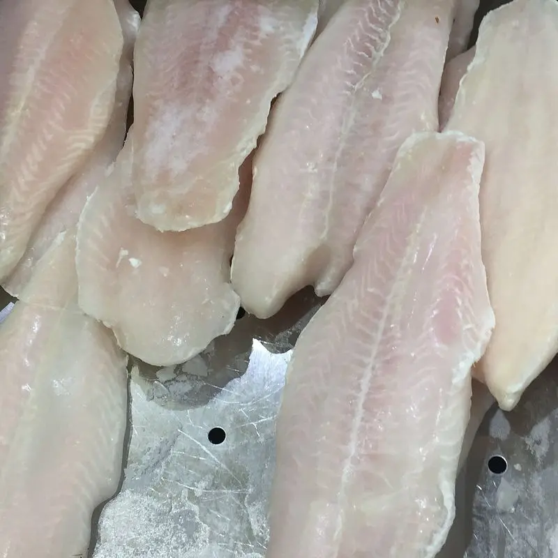 Filetes de pescado blanco crudos sobre hielo