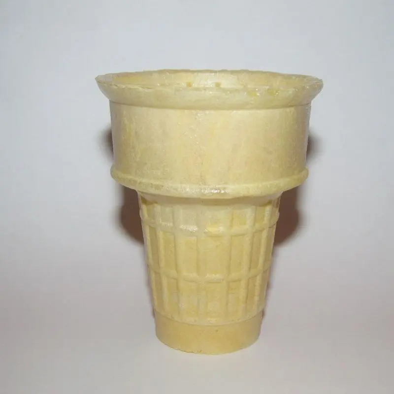 Cono de oblea vacío para helado sobre fondo blanco