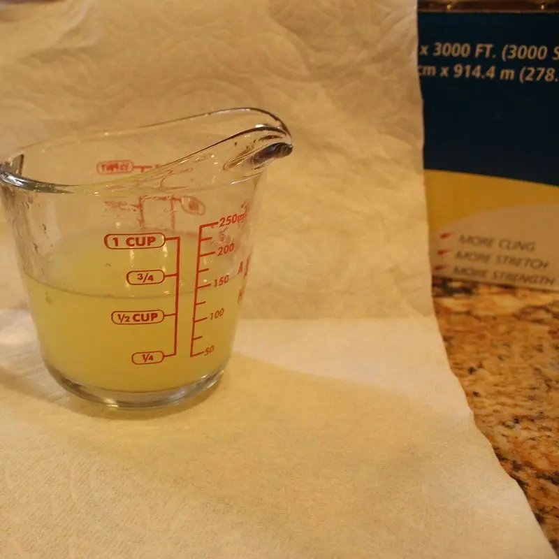Jarra medidora de cristal con zumo de limón exprimido