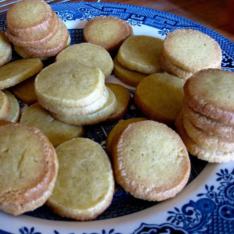 Galletas sencillas de mantequilla apiladas en un plato con dibujos azules