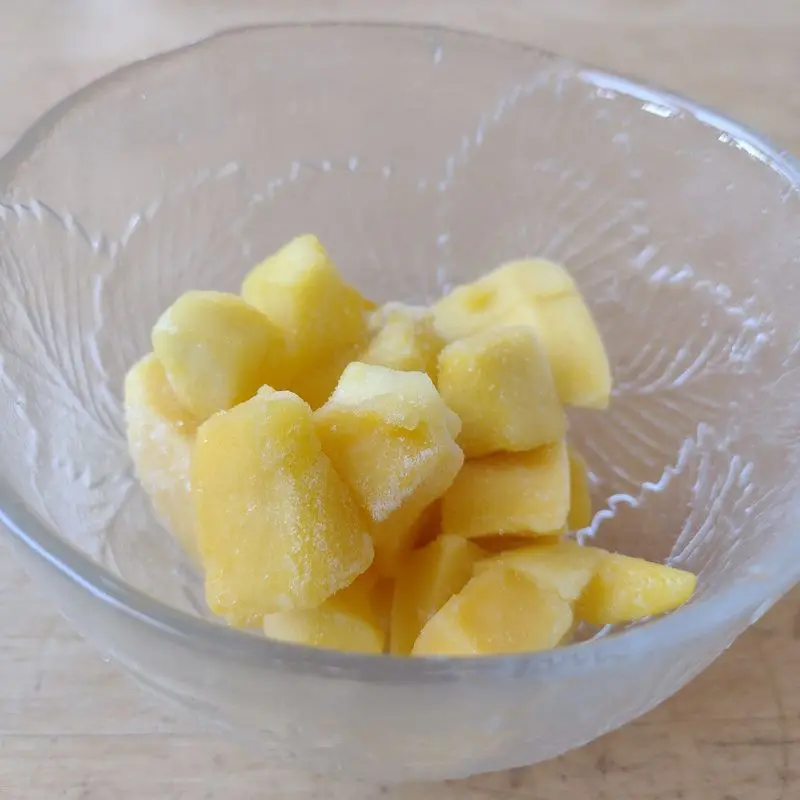 Cuenco de cristal con dados de mango congelado de color amarillo