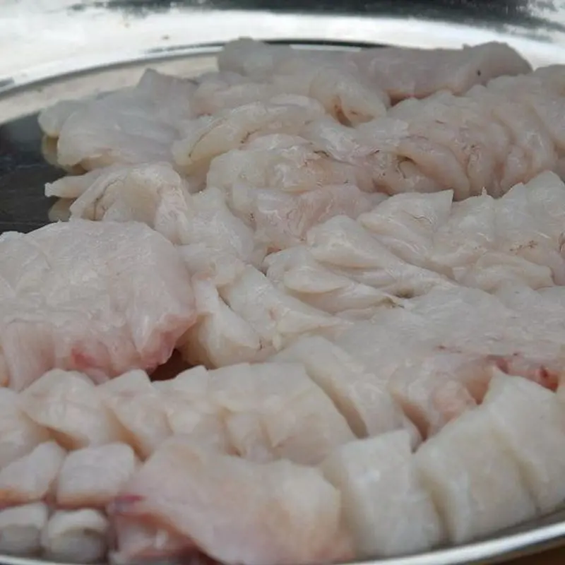 Trozos de rape crudo en una bandeja metálica