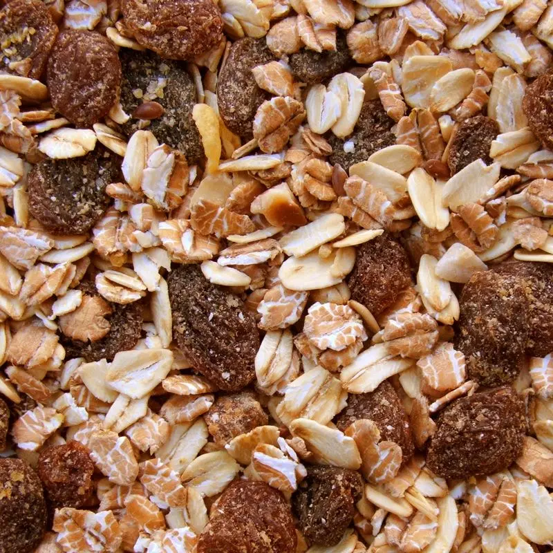 Muesli con copos de avena, frutos secos y pasas visto de cerca