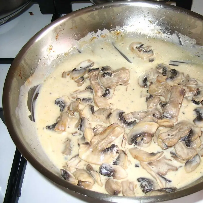 Sartén con salsa cremosa de champiñones laminados