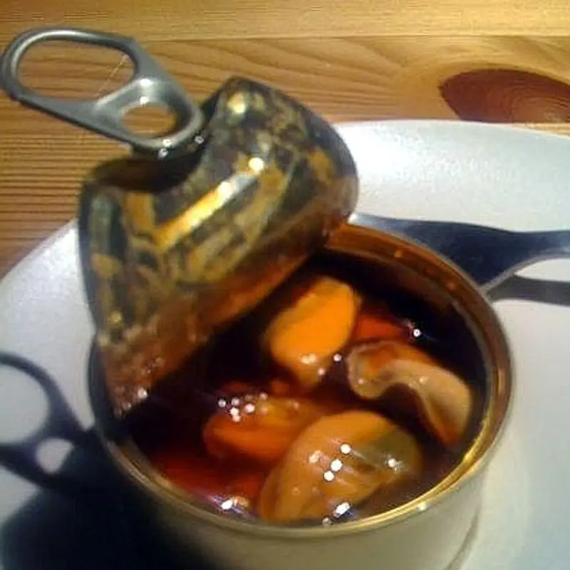 Lata abierta de mejillones en escabeche
