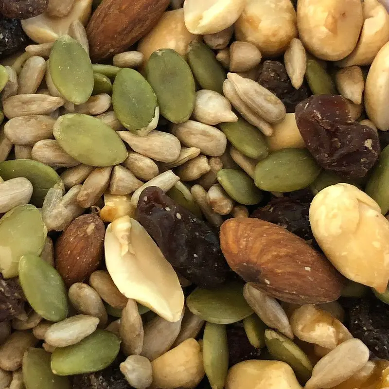 Mezcla de frutos secos con pasas, almendras, pipas de calabaza y cacahuetes
