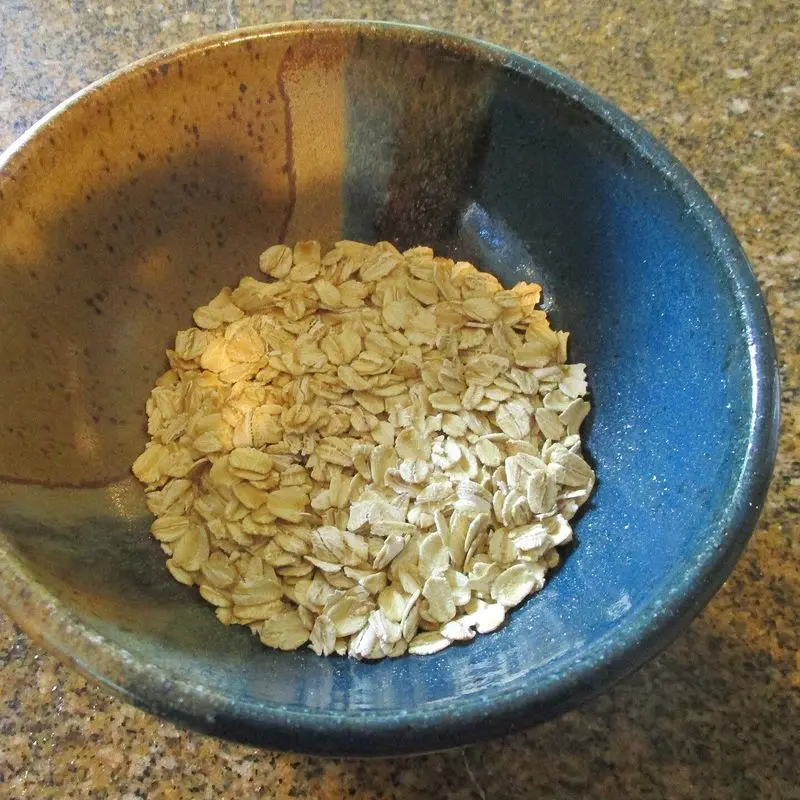 Cuenco azul de cerámica con copos de avena