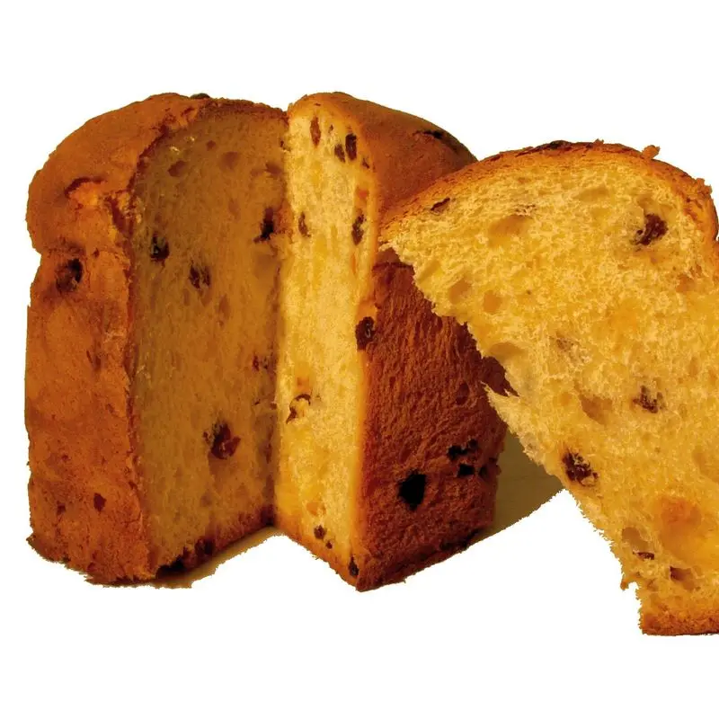 Panettone cortado en porciones con frutas confitadas sobre fondo blanco