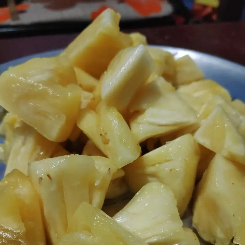Trozos de piña amarilla jugosa en primer plano