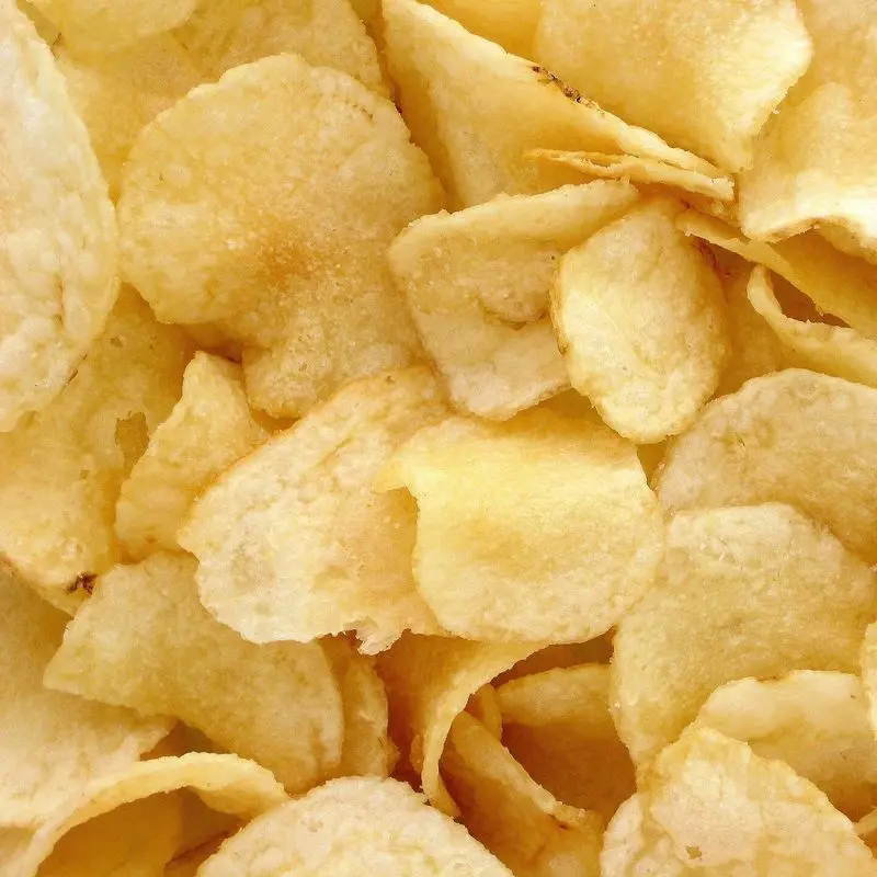 Montón de patatas fritas chips doradas y finas