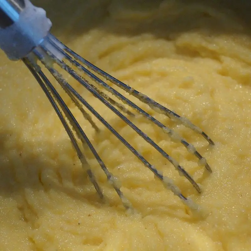 Puré de patata cremoso batido con unas varillas