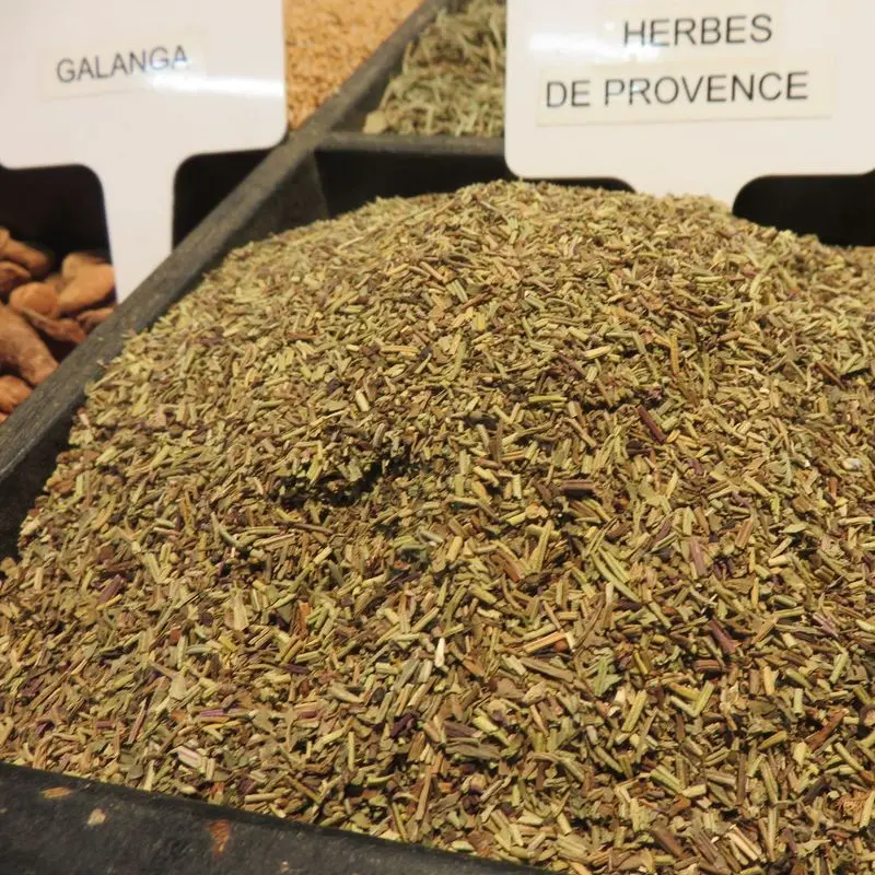 Hierbas provenzales secas a granel en un cajón de mercado