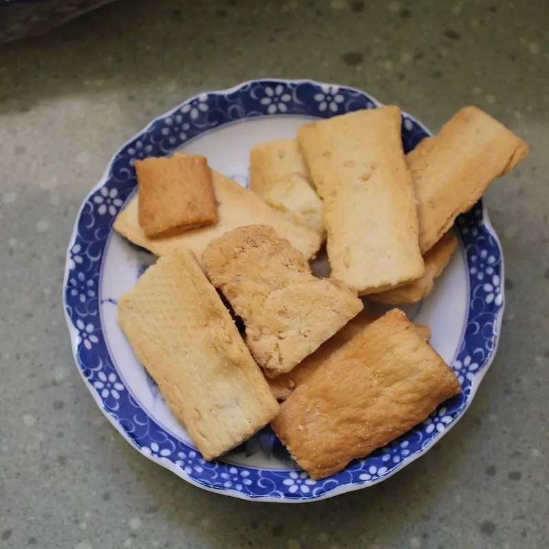 Regañás crujientes en un plato blanco con decoración azul