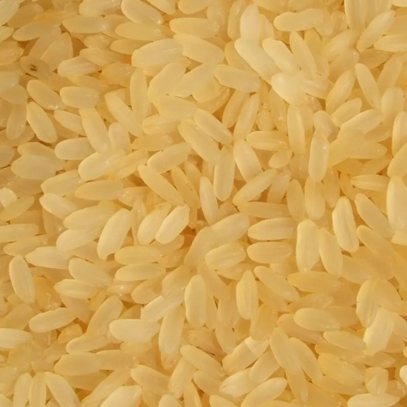 Granos de arroz vaporizado dorado en primer plano