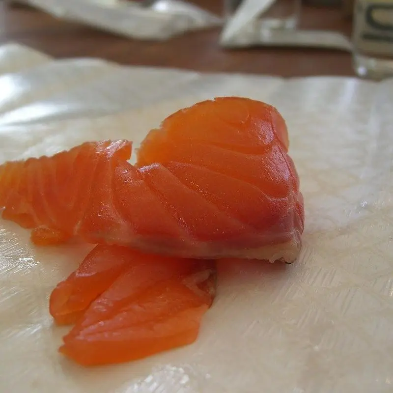 Lonchas de salmón ahumado sobre papel