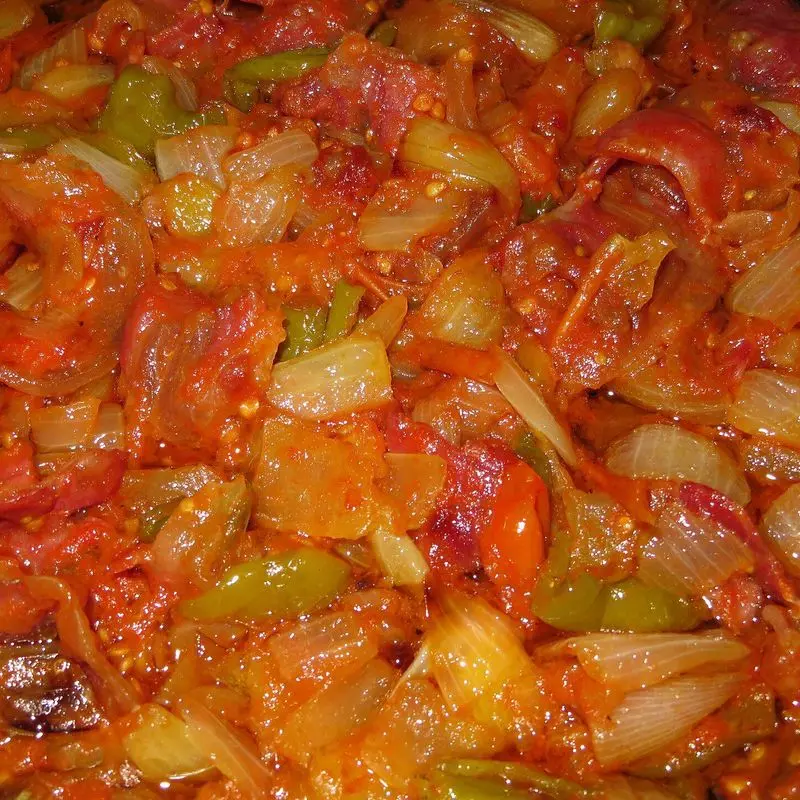 Sofrito de tomate, cebolla y pimiento rehogado de cerca