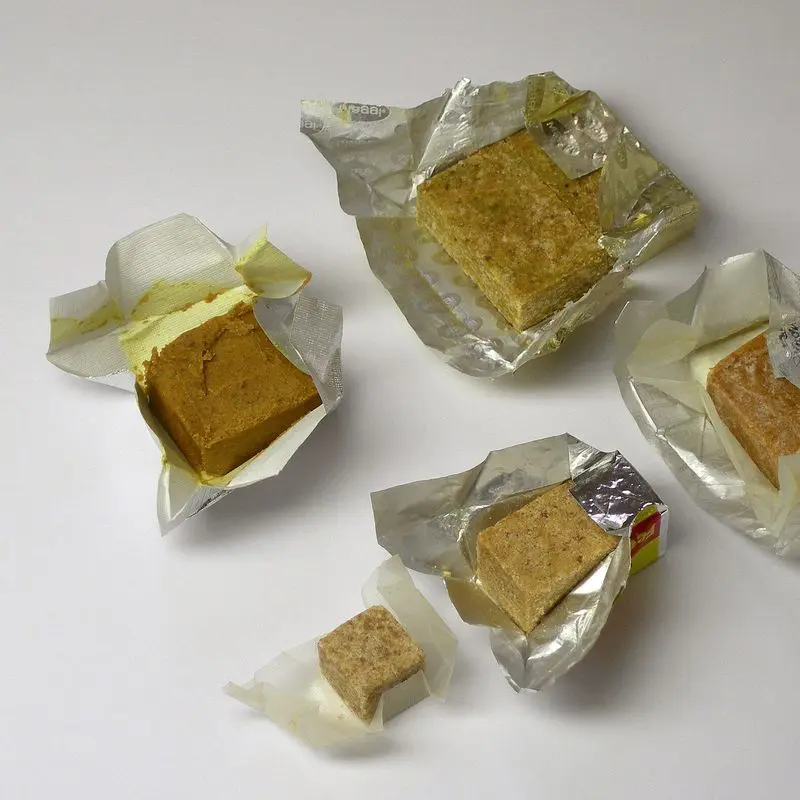 Pastillas de caldo en sus envoltorios sobre fondo claro