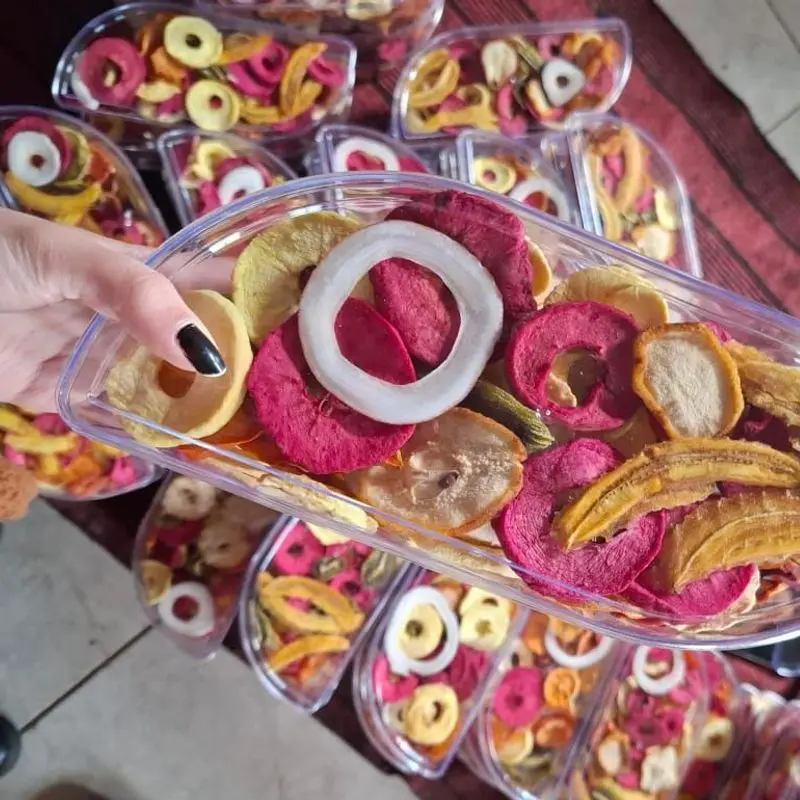 Bandeja con mezcla de frutas deshidratadas: piña, plátano, pitahaya y mango en rodajas