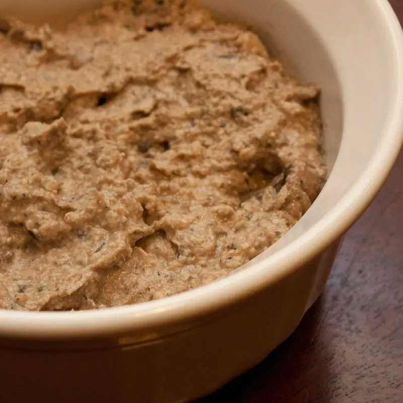 Paté vegetal de nueces y champiñones en un cuenco de cerámica