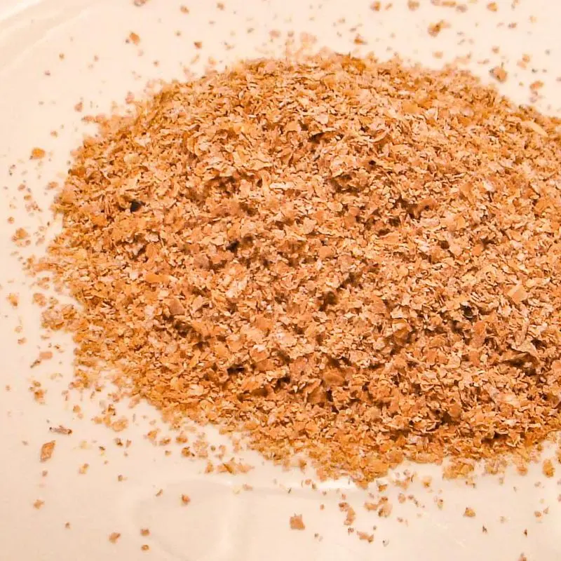 Montón de salvado de trigo sobre un plato blanco
