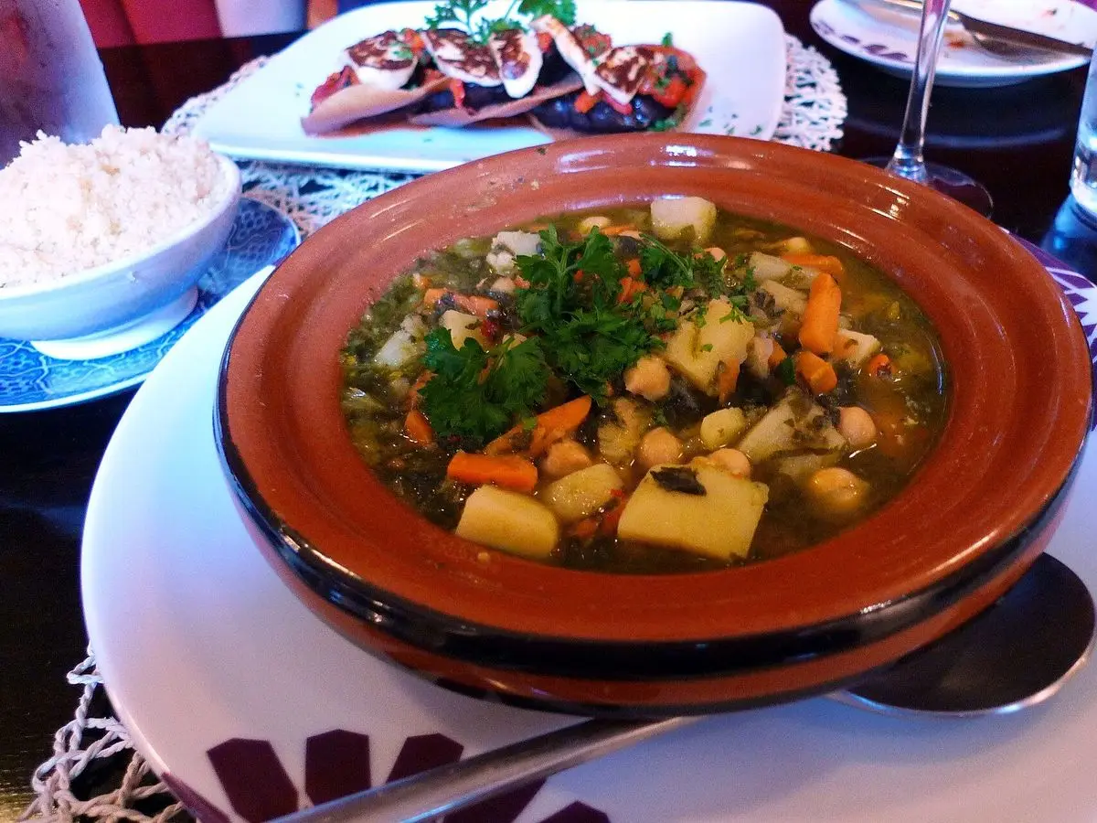 Cuenco de barro con guiso de garbanzos, patata, zanahoria y perejil