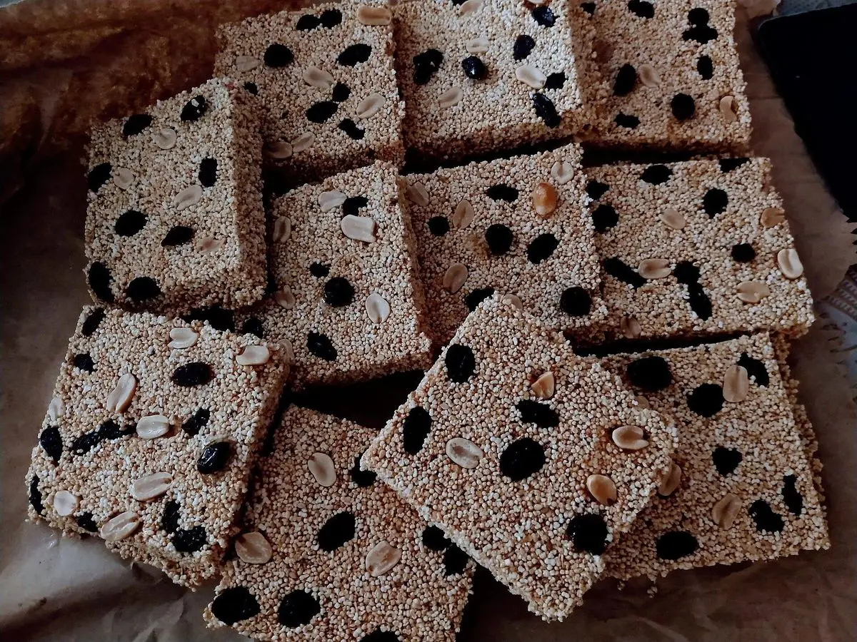 Barritas cuadradas de amaranto inflado con miel y pasas oscuras, dulce tradicional mexicano