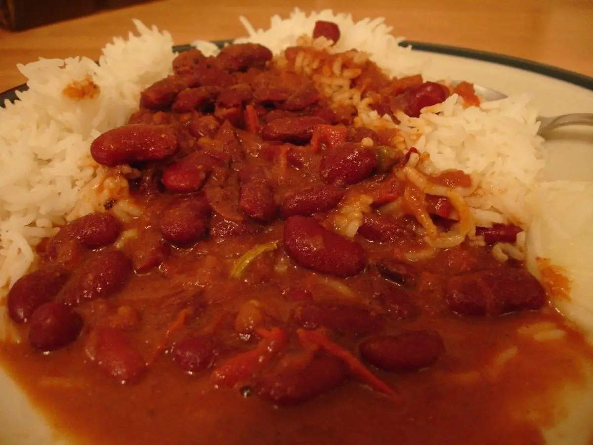 Alubias rojas en salsa de tomate sobre arroz blanco en un plato