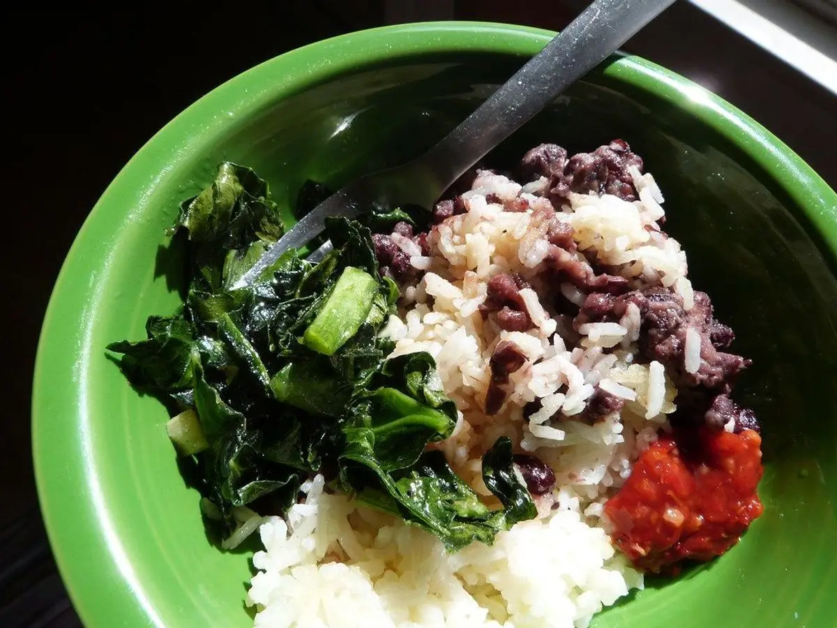 Cuenco verde con arroz, judías azuki, berza salteada y salsa de guindilla